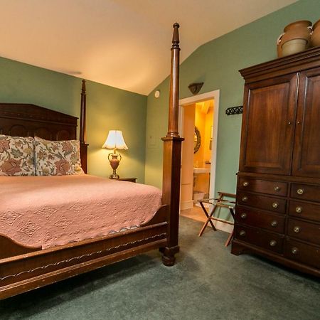 Hidden Garden Cottages & Suites Саугатук Екстериор снимка