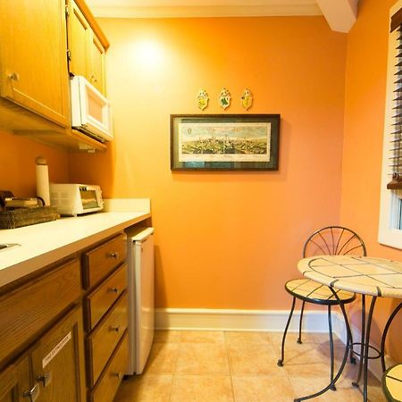 Hidden Garden Cottages & Suites Саугатук Екстериор снимка