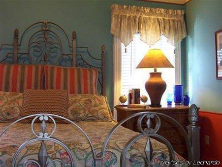 Hidden Garden Cottages & Suites Саугатук Стая снимка