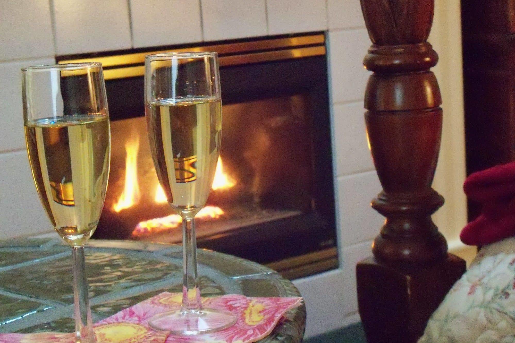 Hidden Garden Cottages & Suites Саугатук Екстериор снимка