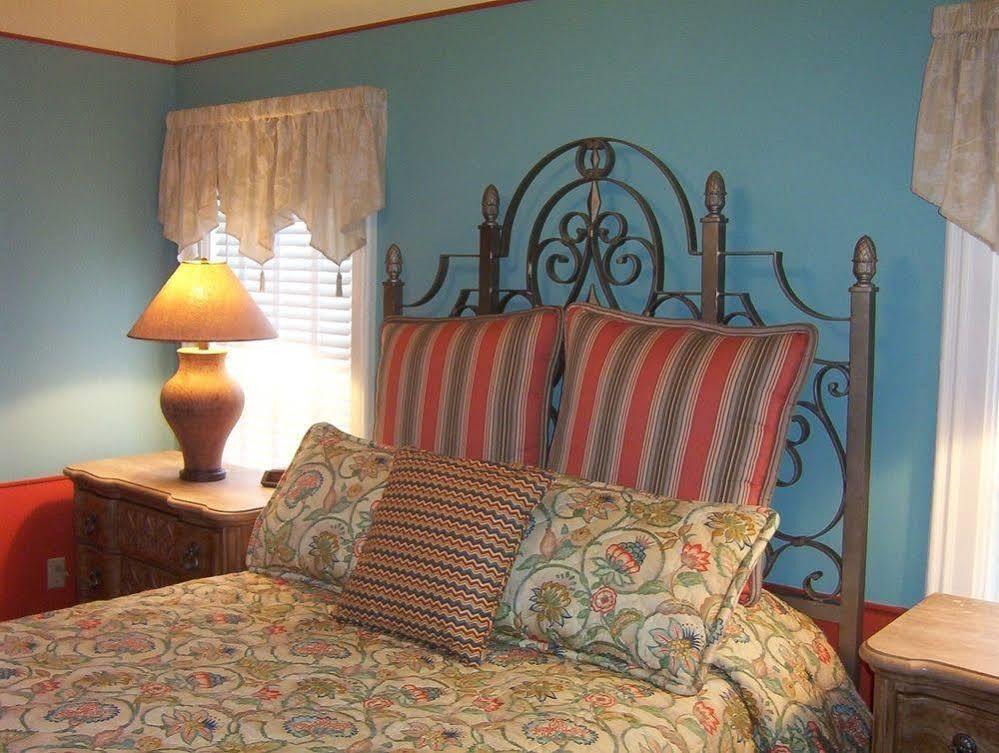 Hidden Garden Cottages & Suites Саугатук Екстериор снимка