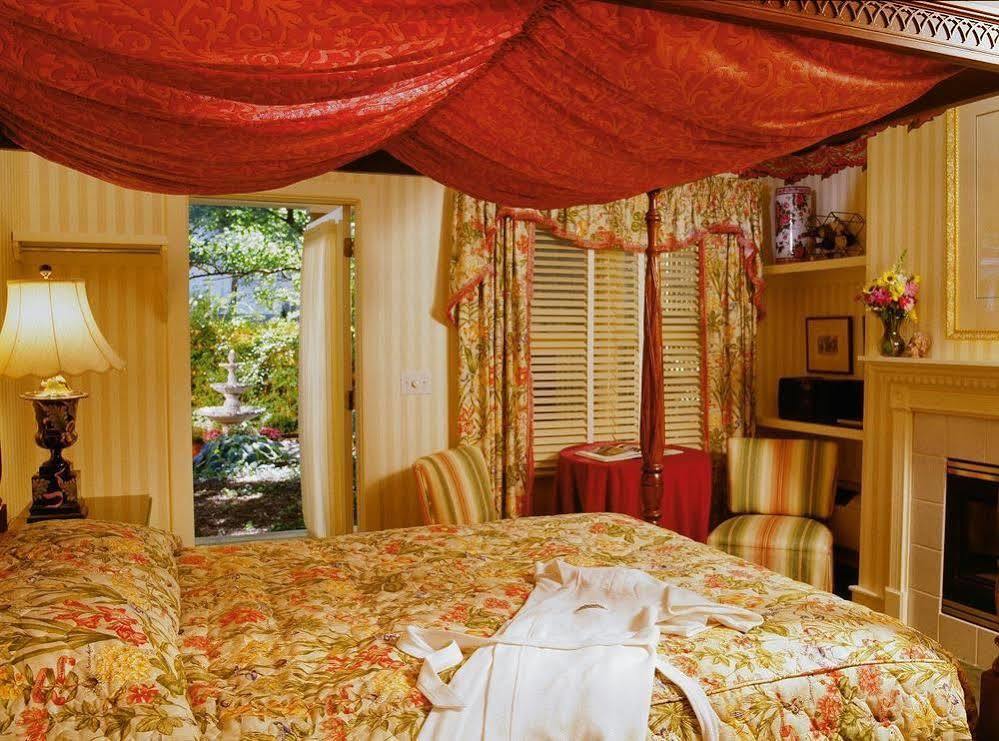 Hidden Garden Cottages & Suites Саугатук Екстериор снимка