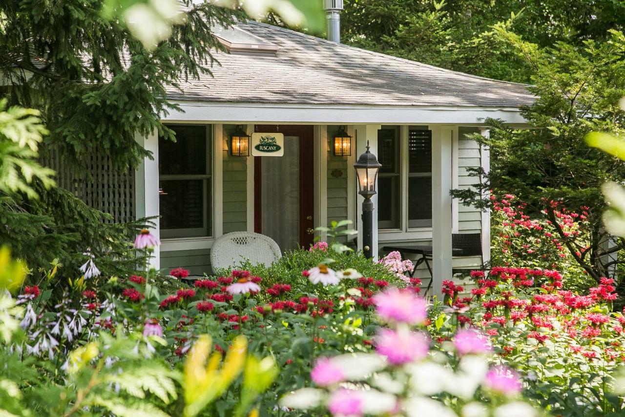 Hidden Garden Cottages & Suites Саугатук Екстериор снимка