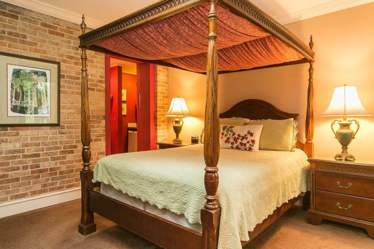 Hidden Garden Cottages & Suites Саугатук Екстериор снимка